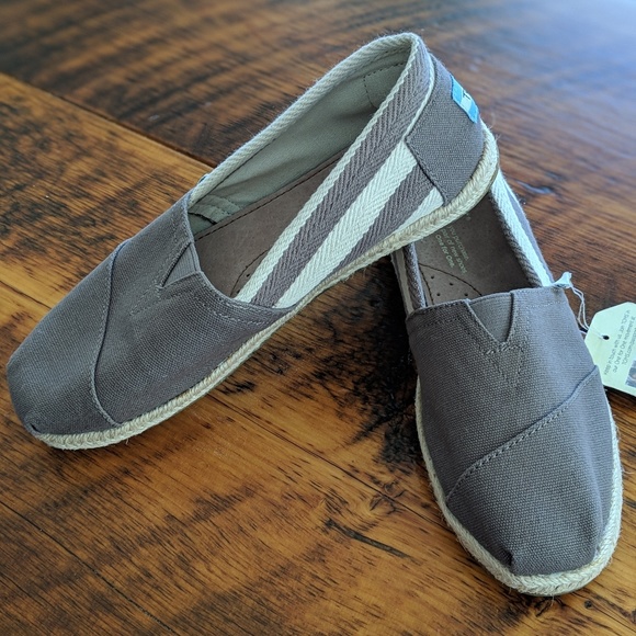 NWT!  Canvas TOMS - Picture 3 of 7